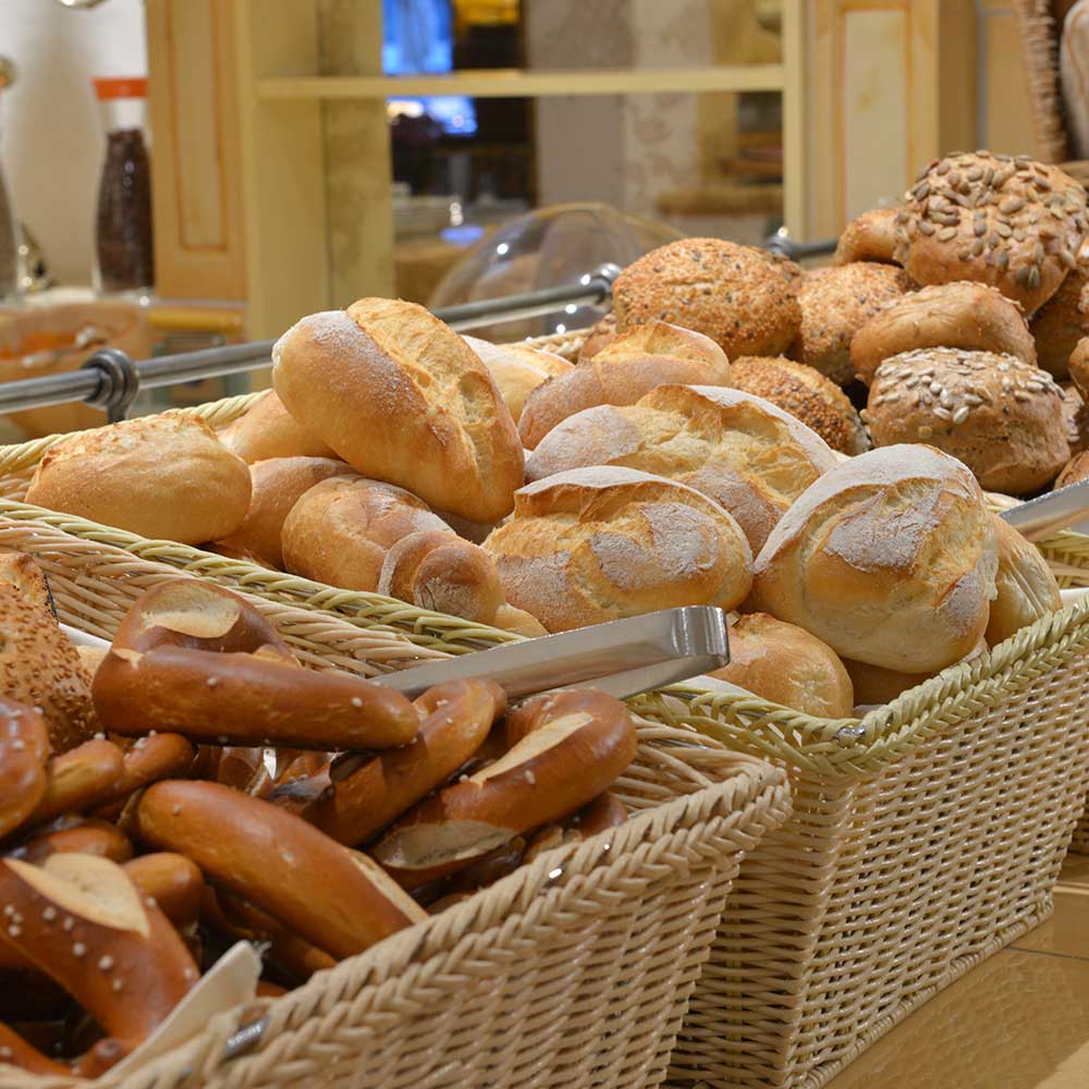 Frühstück Brötchenkorb beim Frühstück