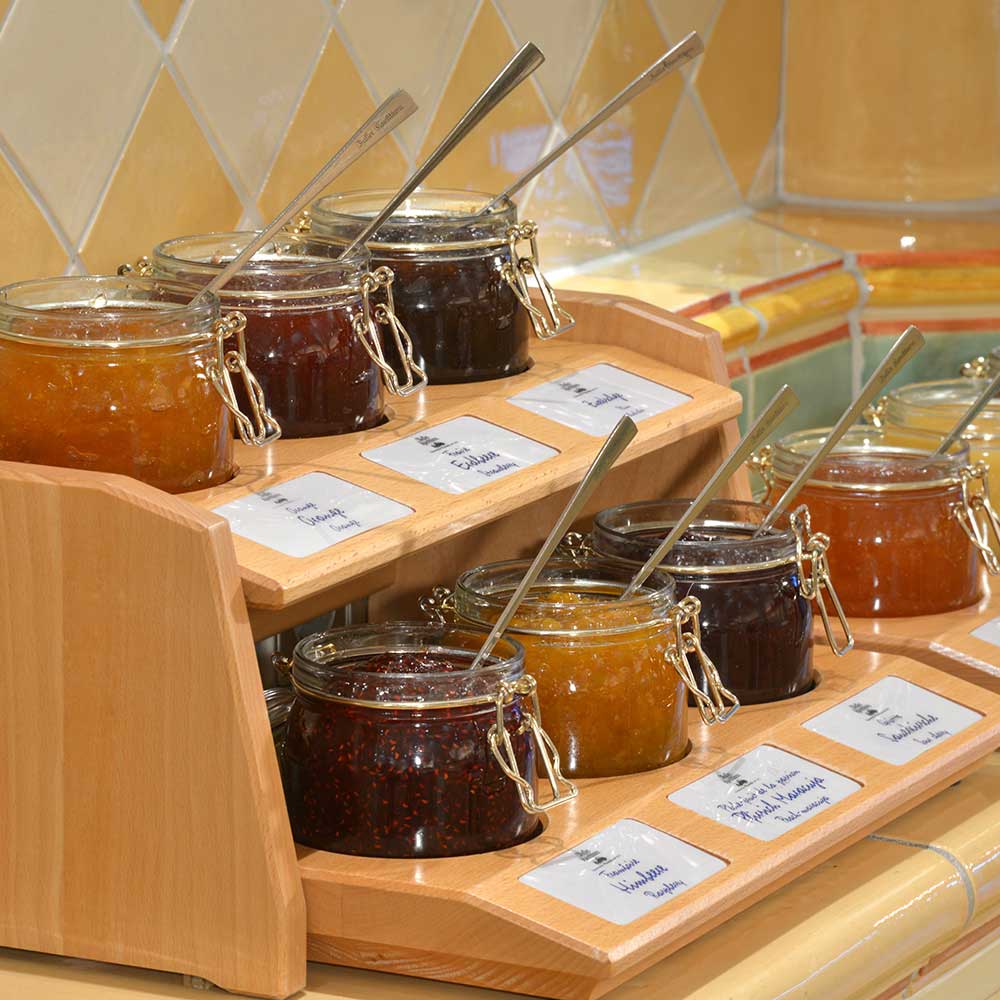 Frühstück Marmeladegläser beim Frühstück