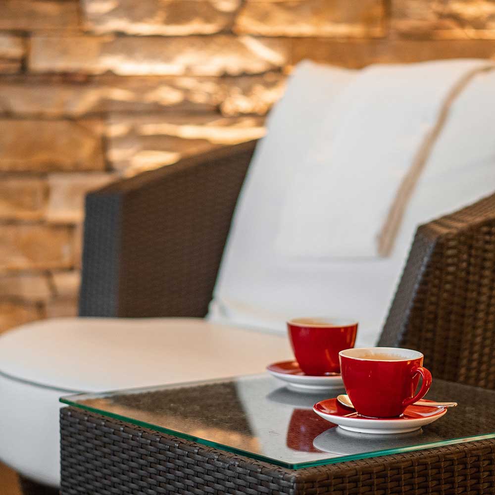 Teetassen Teetassen auf dem Tisch mit Liegen im Hintergrund