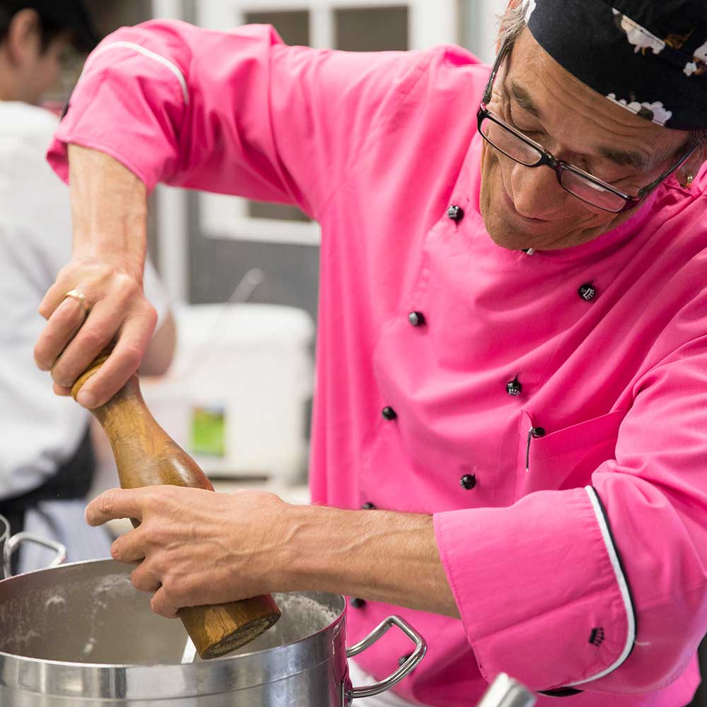 Küchenchef beim Kochen