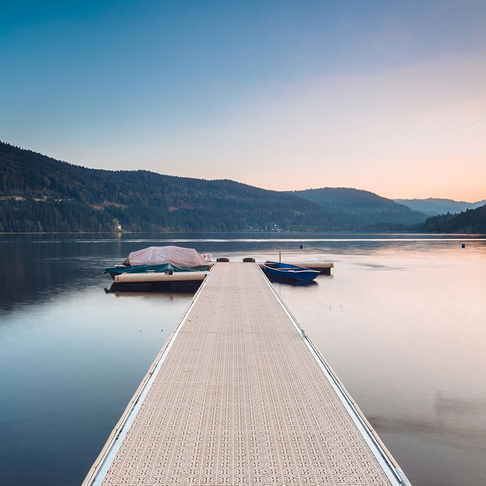 Treschers Steg zum Titisee mit Sonnenaufgang