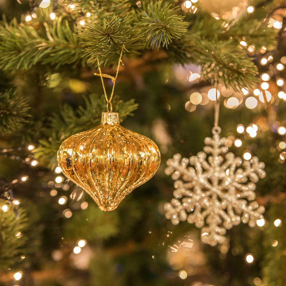 Weihnachtsschmuck am Baum